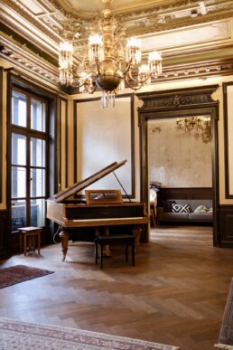 Flügel in historischer Villa