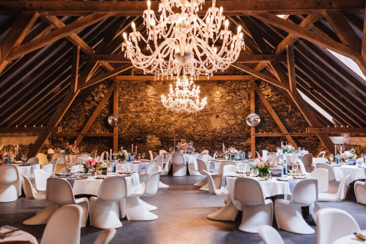 rustikale eventlocation mit holz und backsteinen