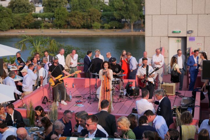 Rooftop der Eventlocation Union West Frankfurt mit Blick über den Main