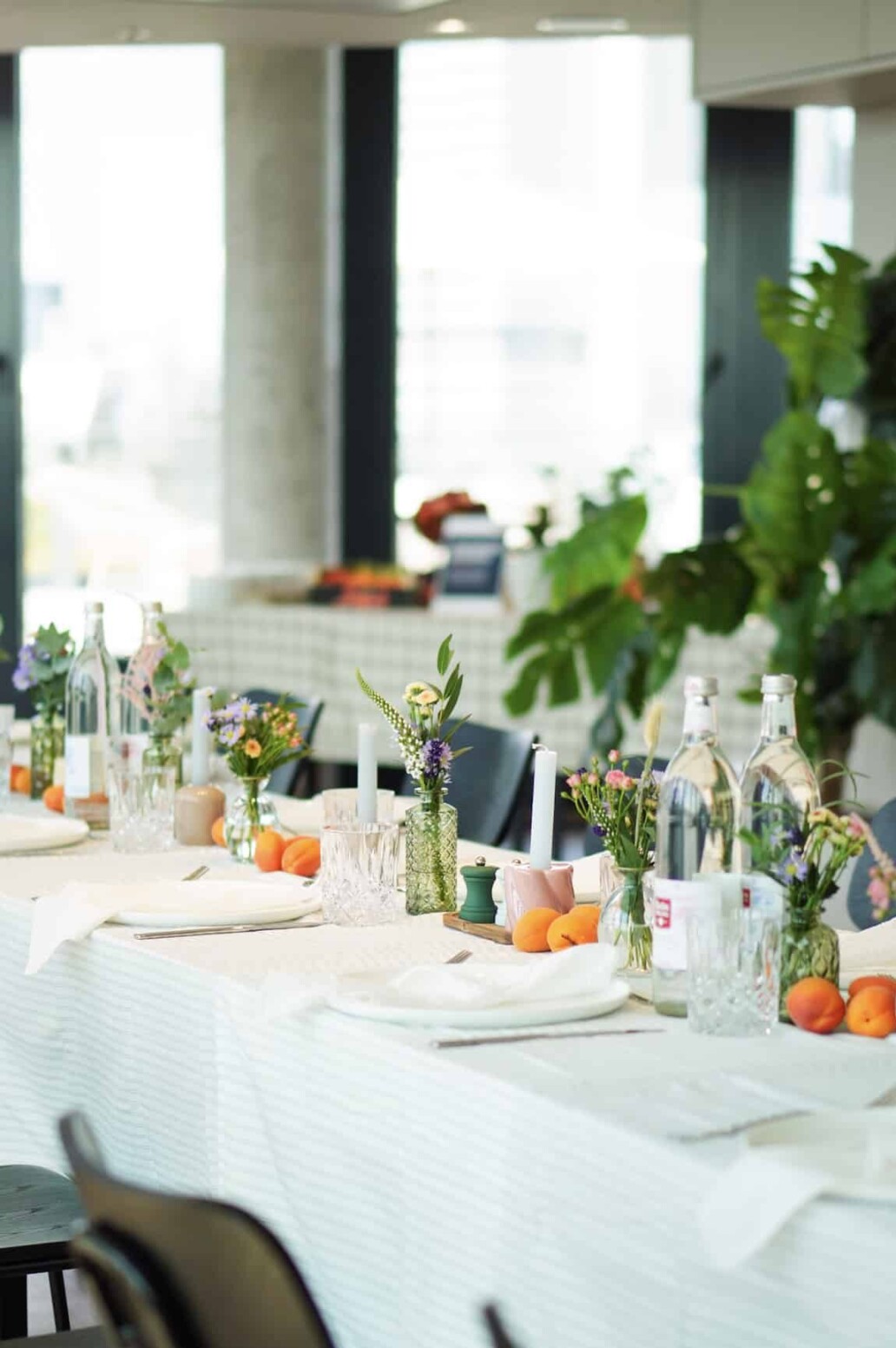 feierlich gedeckter esstisch in hellem ambiente