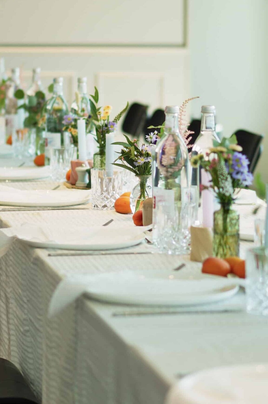 feierlich gedeckter esstisch in hellem ambiente