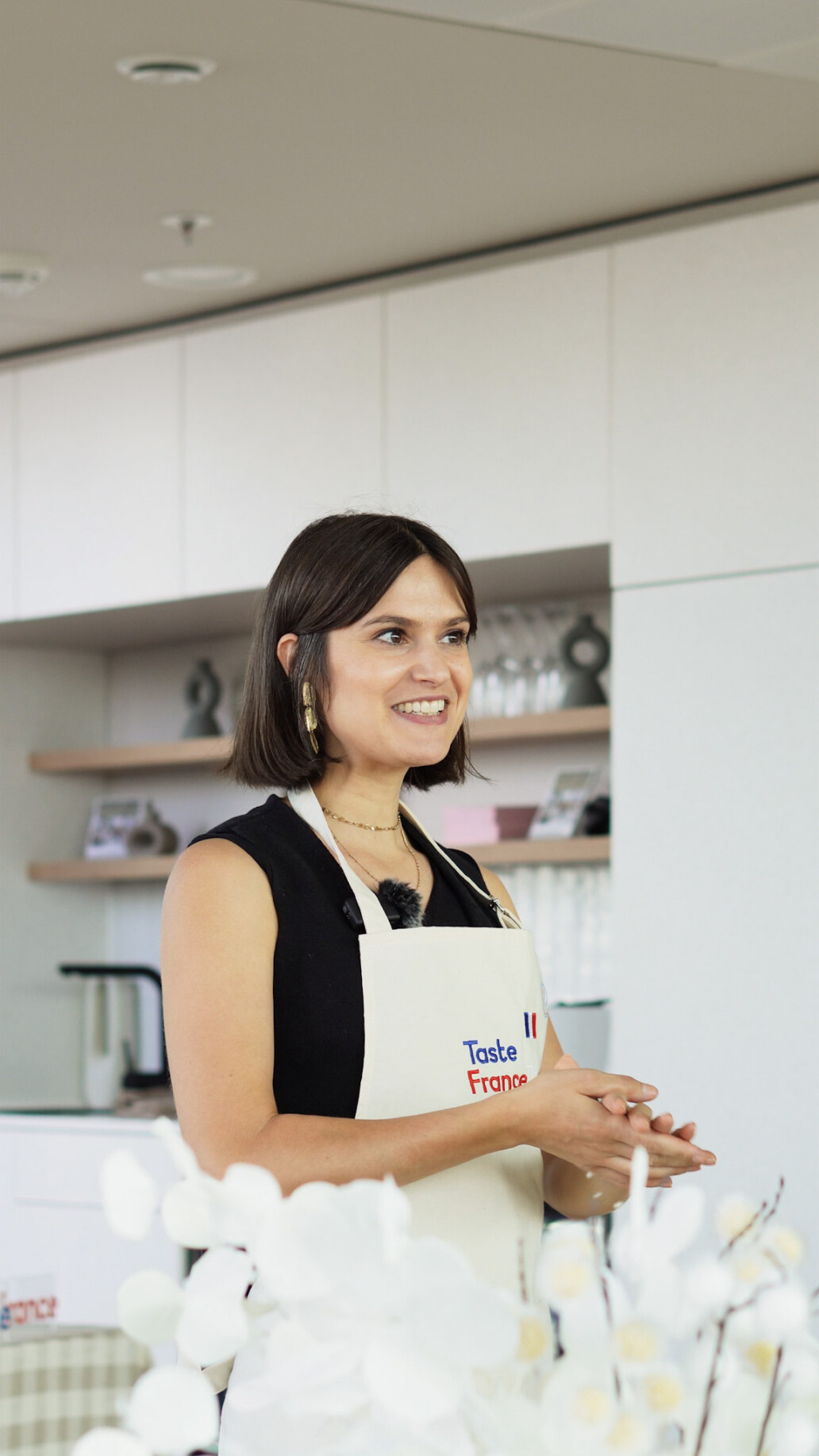 person in Kochschürze in heller Küche