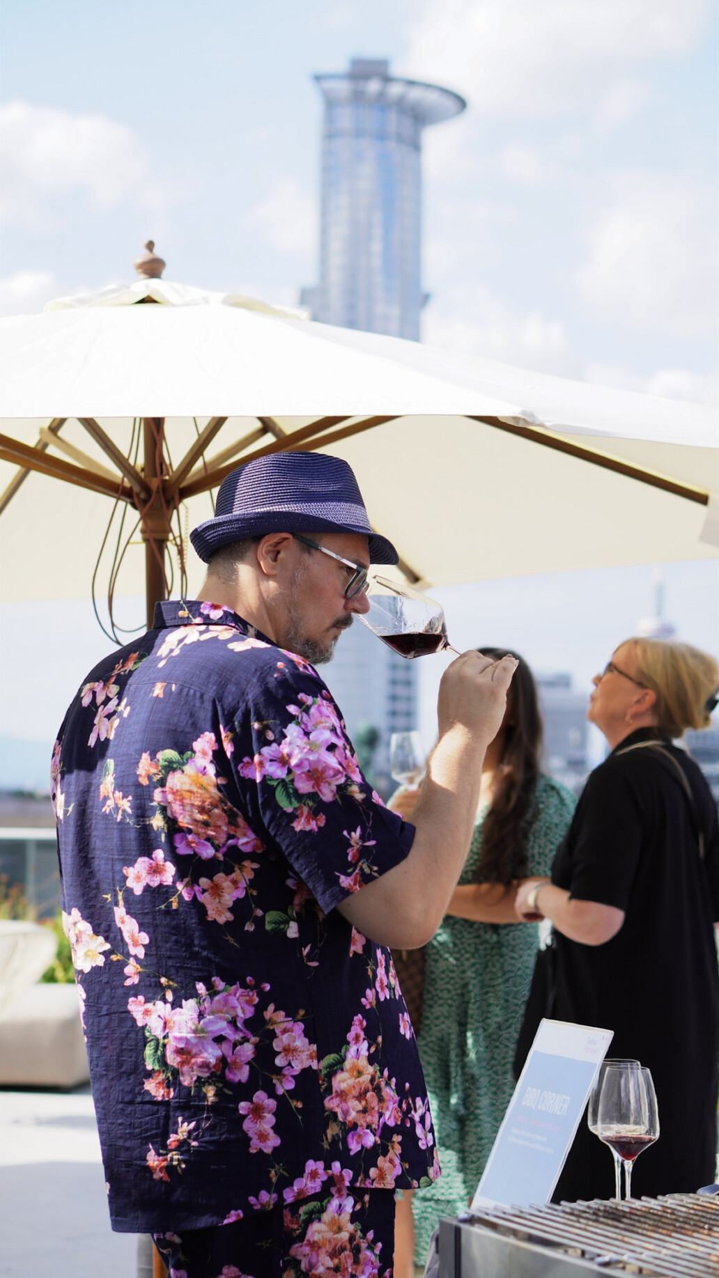 person trinkt wein auf einer Dachterrasse