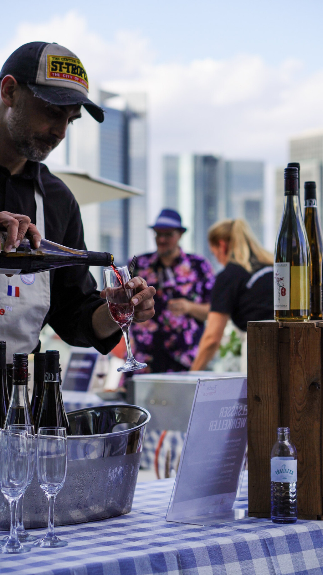 Weinausschank auf einer Dachterrasse