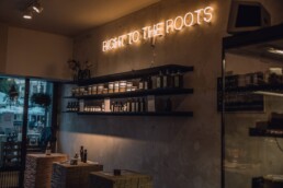 Saint Charles Pop-Up Store Neonschild und Regale