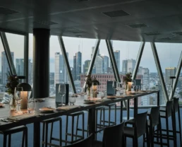 Festliches Dinner mit Skylineblick in einer exklusiven Eventlocation in Frankfurt