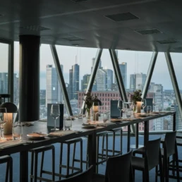 Festliches Dinner mit Skylineblick in einer exklusiven Eventlocation in Frankfurt
