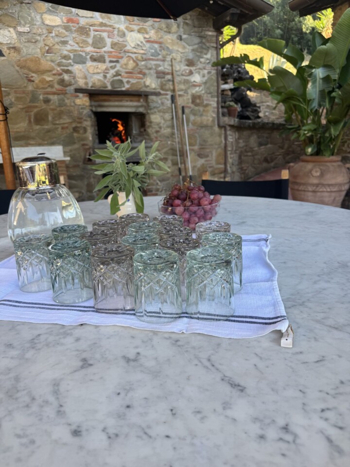 Gedeckter Tisch mit Gläsern auf der Terrasse der Retreat-Location Toskana