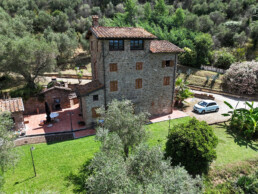 Luftaufnahme der Retreat-Location in der Toskana mit Olivenhainen, Weitwinkel