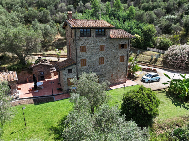 Luftaufnahme der Retreat-Location in der Toskana mit Olivenhainen, Weitwinkel