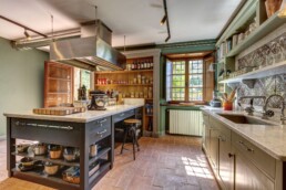 Helle Küche mit Kochinsel im historischen Landhaus in der Toskana