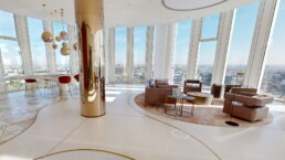 Eventlocation in Berlin mit Panoramablick: Salon mit Lounge und Marmorbar vor raumhohen Fenstern